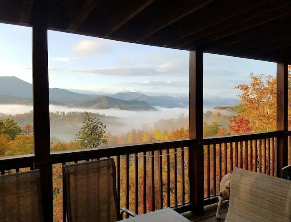 Spacious Cabin with Amazing Views, Hot Tub, Game Room, 3 miles to downtown