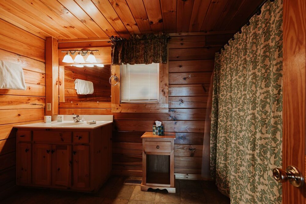 Spacious Cabin with Amazing Views, Hot Tub, Game Room, 3 miles to downtown