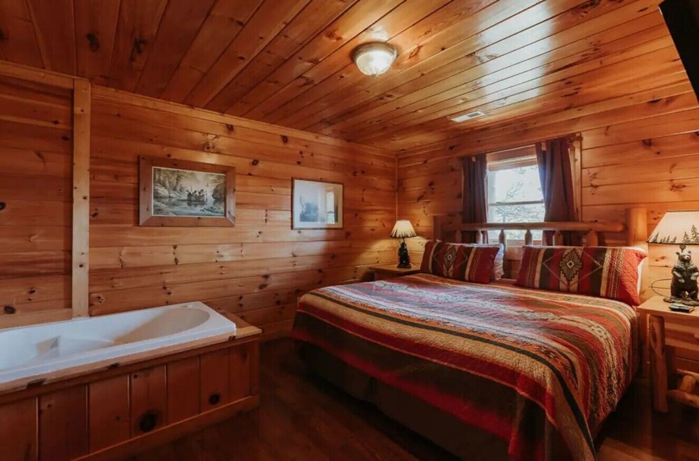 Spacious Cabin with Amazing Views, Hot Tub, Game Room, 3 miles to downtown