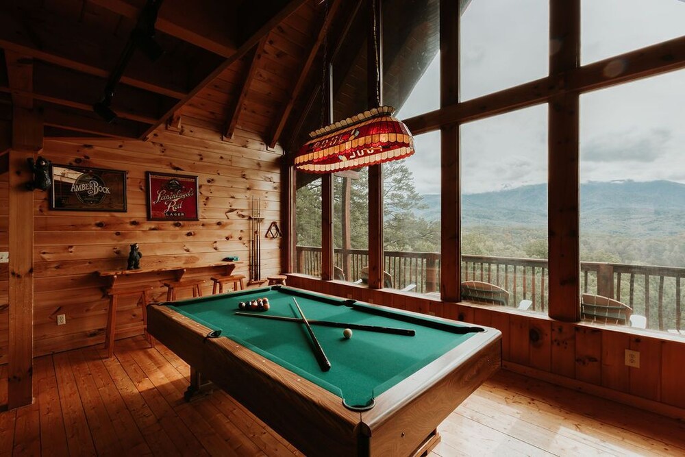 Spacious Cabin with Amazing Views, Hot Tub, Game Room, 3 miles to downtown