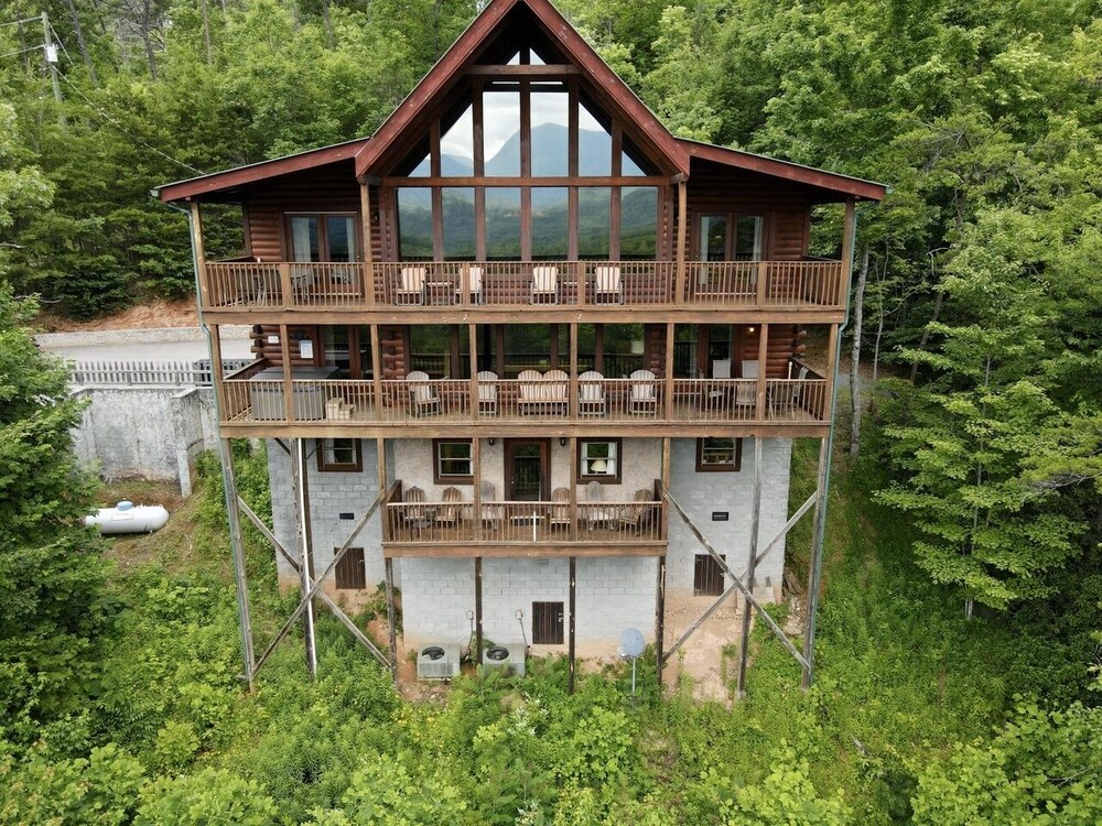 Spacious Cabin with Amazing Views, Hot Tub, Game Room, 3 miles to downtown