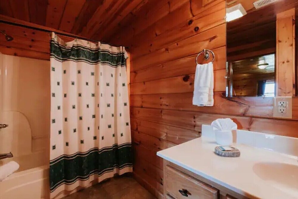 Spacious Cabin with Amazing Views, Hot Tub, Game Room, 3 miles to downtown