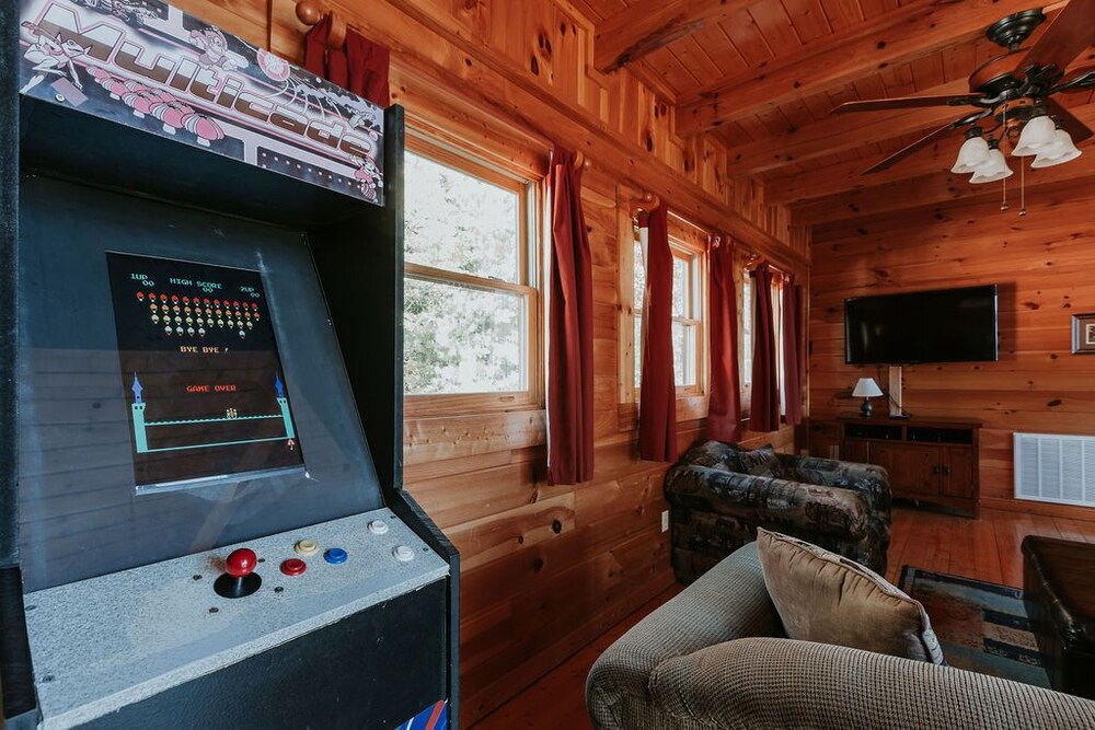 Spacious Cabin with Amazing Views, Hot Tub, Game Room, 3 miles to downtown