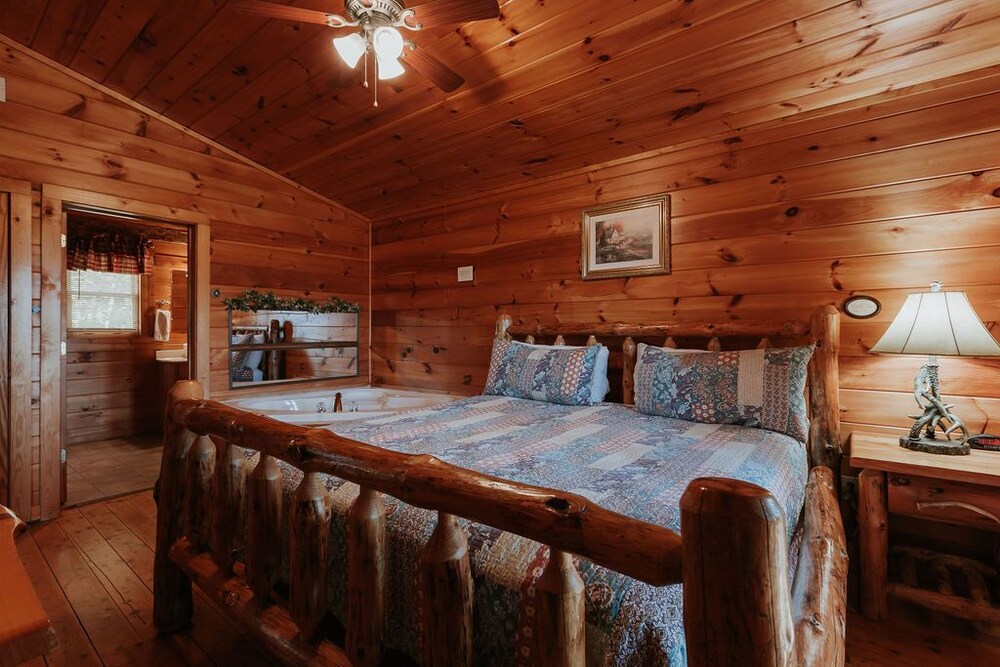 Spacious Cabin with Amazing Views, Hot Tub, Game Room, 3 miles to downtown