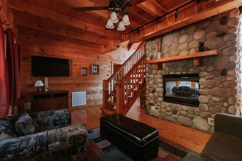 Spacious Cabin with Amazing Views, Hot Tub, Game Room, 3 miles to downtown