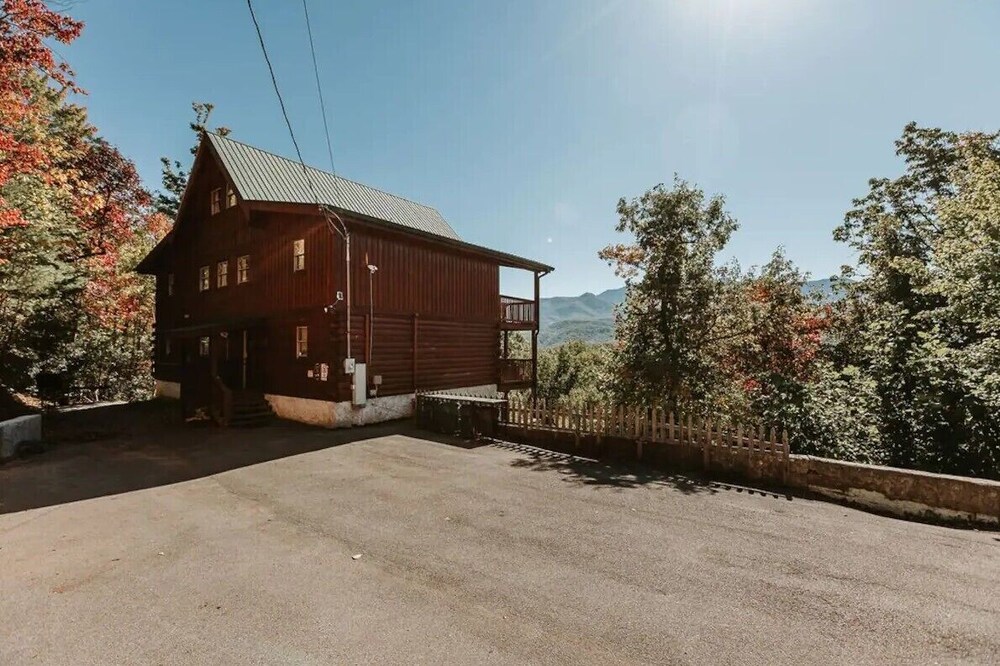 Spacious Cabin with Amazing Views, Hot Tub, Game Room, 3 miles to downtown