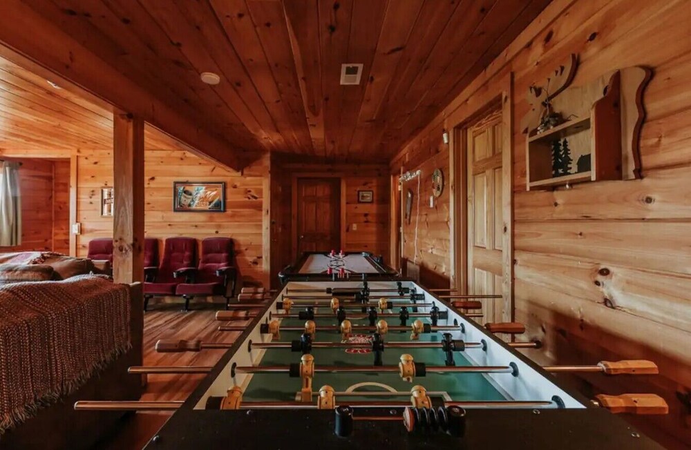 Spacious Cabin with Amazing Views, Hot Tub, Game Room, 3 miles to downtown