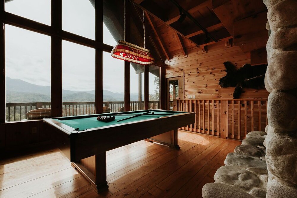 Spacious Cabin with Amazing Views, Hot Tub, Game Room, 3 miles to downtown