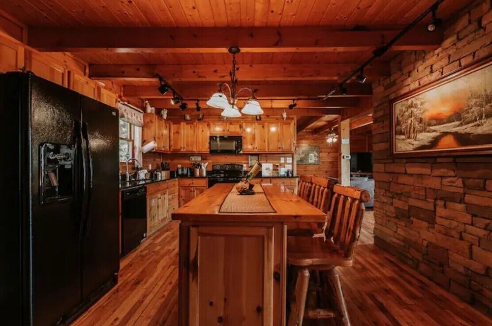 Spacious Cabin with Amazing Views, Hot Tub, Game Room, 3 miles to downtown