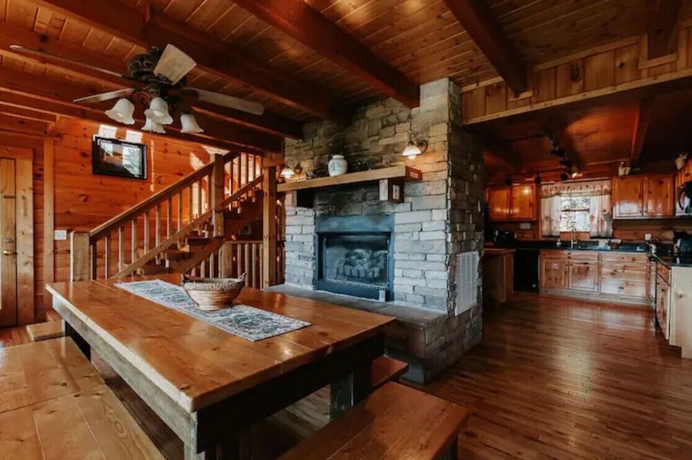 Spacious Cabin with Amazing Views, Hot Tub, Game Room, 3 miles to downtown