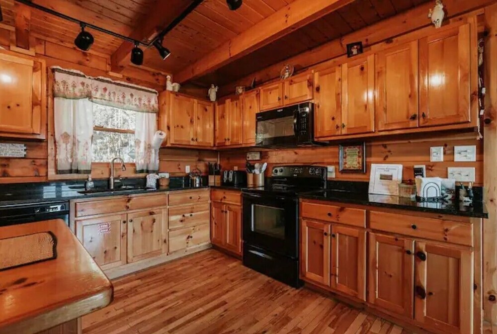 Spacious Cabin with Amazing Views, Hot Tub, Game Room, 3 miles to downtown