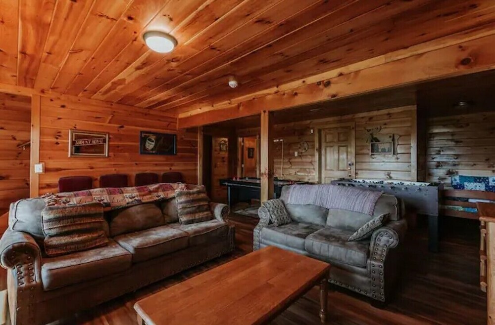 Spacious Cabin with Amazing Views, Hot Tub, Game Room, 3 miles to downtown