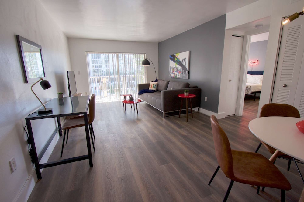 ✨ Amazing Renovated One Bedroom w/Free Parking and Pool Sleeps with Balcony  / No Cleaning Fee