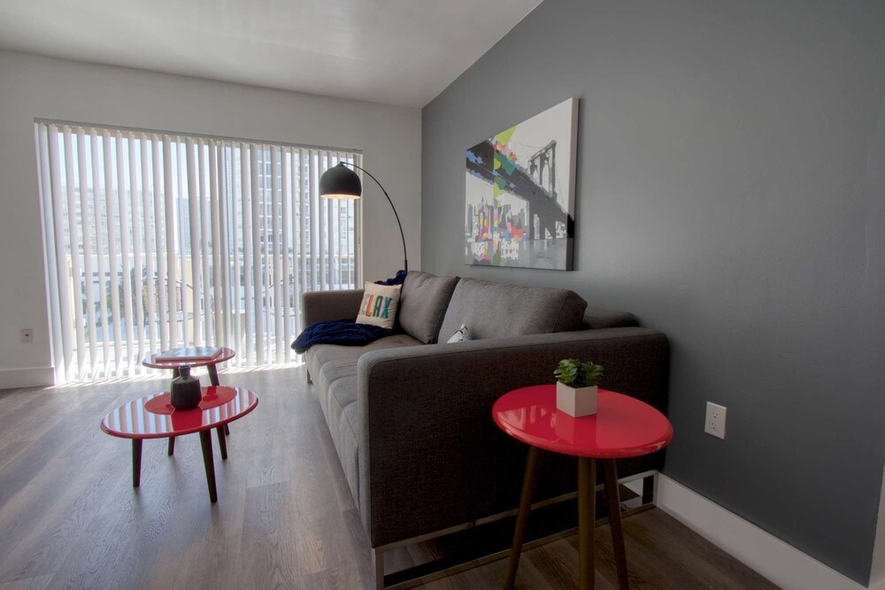 ✨ Amazing Renovated One Bedroom w/Free Parking and Pool Sleeps with Balcony  / No Cleaning Fee