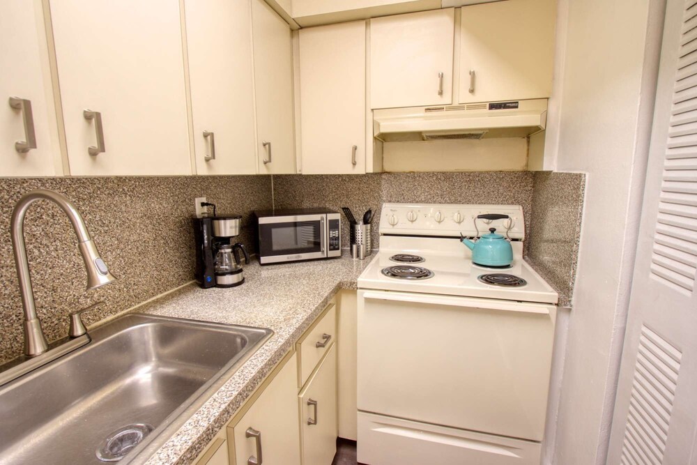 ✨ Amazing Renovated One Bedroom w/Free Parking  / No Cleaning Fee