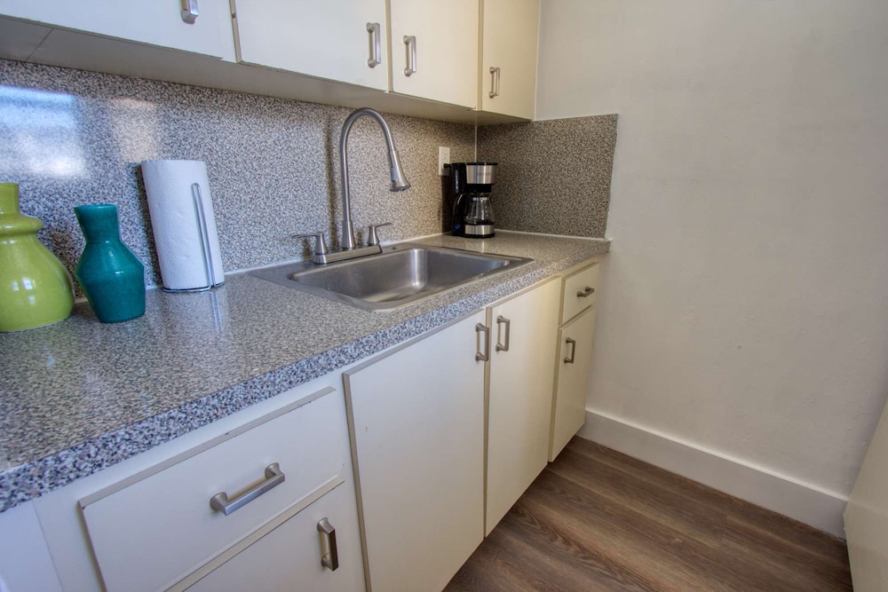 ✨ Amazing Renovated One Bedroom w/Free Parking and Pool  / No Cleaning Fee