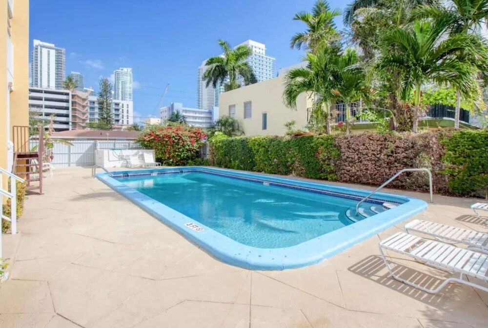 ✨ Amazing Renovated One Bedroom w/Free Parking and Pool  / No Cleaning Fee