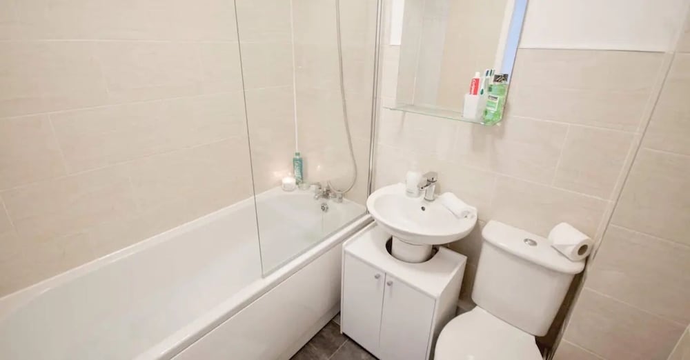 Cosy Apartment Near City Centre With Gated Parking