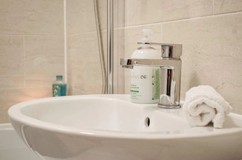 Cosy Apartment Near City Centre With Gated Parking