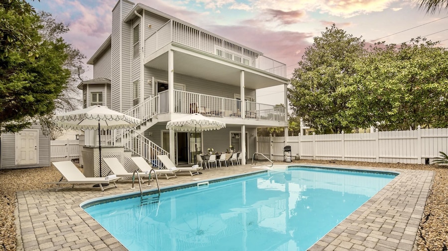 Dolphin in Destin With 6 Bedrooms and 4 Bathrooms