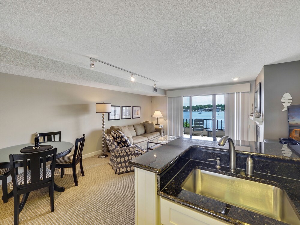 Edgewater Condo 229 in Charlevoix Michigan Charlevoix Abritel