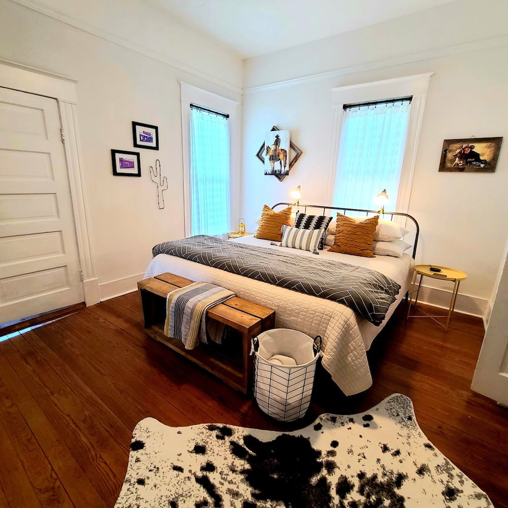 Remodeled Modern Farmhouse on acreage near ALL area attractions!!! Glen Rose Vrbo