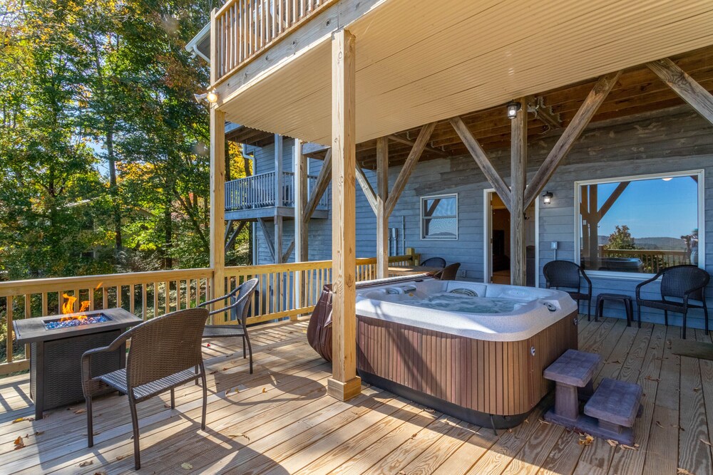 Blue Ridge Blessing NEW LISTING! Views, hot tub, great location on App Ski Mtn!