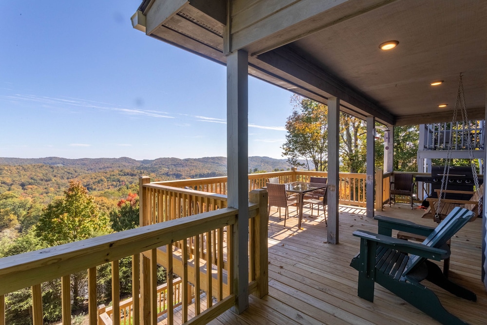 Blue Ridge Blessing NEW LISTING! Views, hot tub, great location on App Ski Mtn!