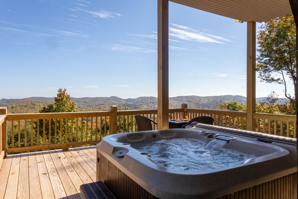 Blue Ridge Blessing NEW LISTING! Views, hot tub, great location on App Ski Mtn!