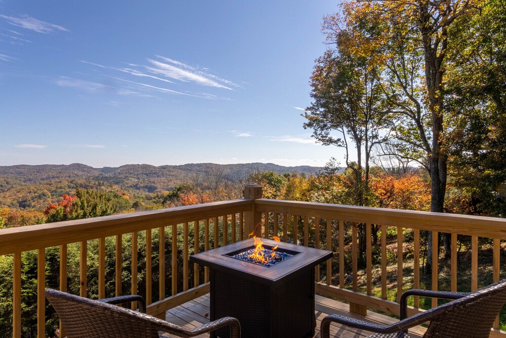 Blue Ridge Blessing NEW LISTING! Views, hot tub, great location on App Ski Mtn!