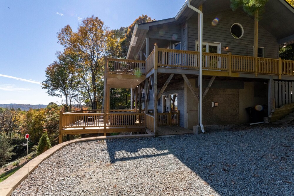 Blue Ridge Blessing NEW LISTING! Views, hot tub, great location on App Ski Mtn!