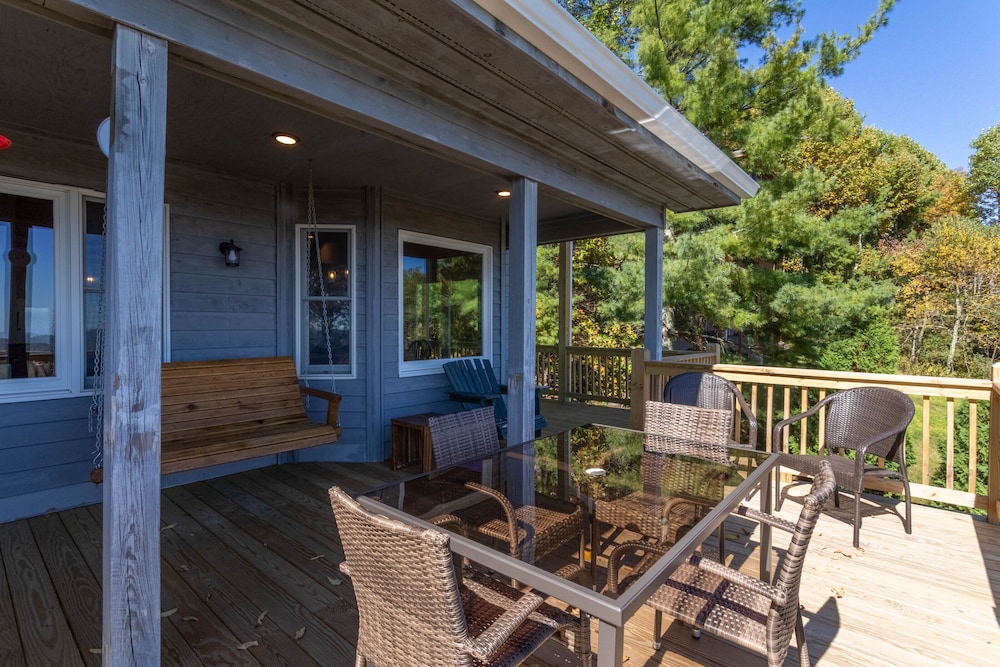 Blue Ridge Blessing NEW LISTING! Views, hot tub, great location on App Ski Mtn!