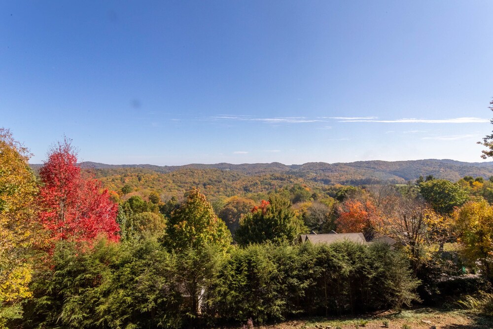 Blue Ridge Blessing NEW LISTING! Views, hot tub, great location on App Ski Mtn!