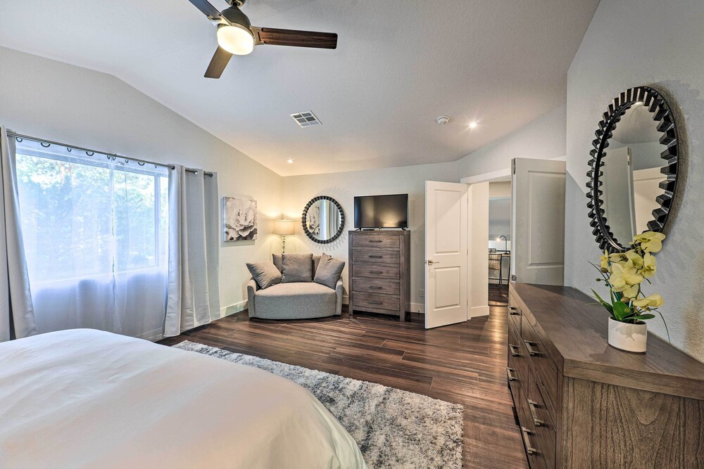 TopNotch Las Vegas Oasis w/ Games, Golf & More!, Las Vegas Room