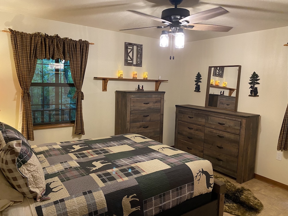 Trout Creek Getaway. 2 bedroom, 2 bathroom cabin on the creek with new