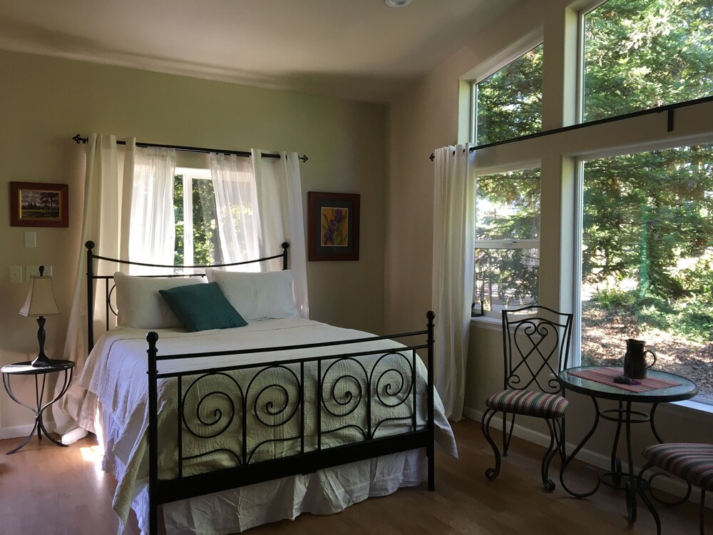 All Inn Guesthouse<br>Big windows, vaulted ceilings, Very private park like setting