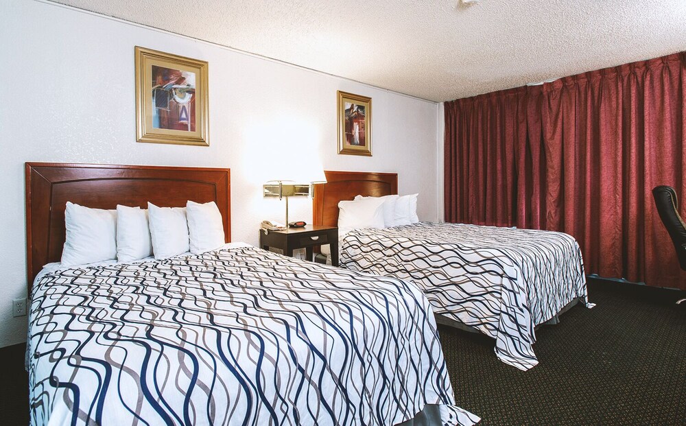 Sky-Palace Inn & Suites Wichita East - Comfort Suite 2 Queen Bed NS Oversized