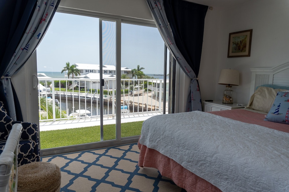 Waterfront Home in Islamorada with outdoor kitchen, pool, spa, boat