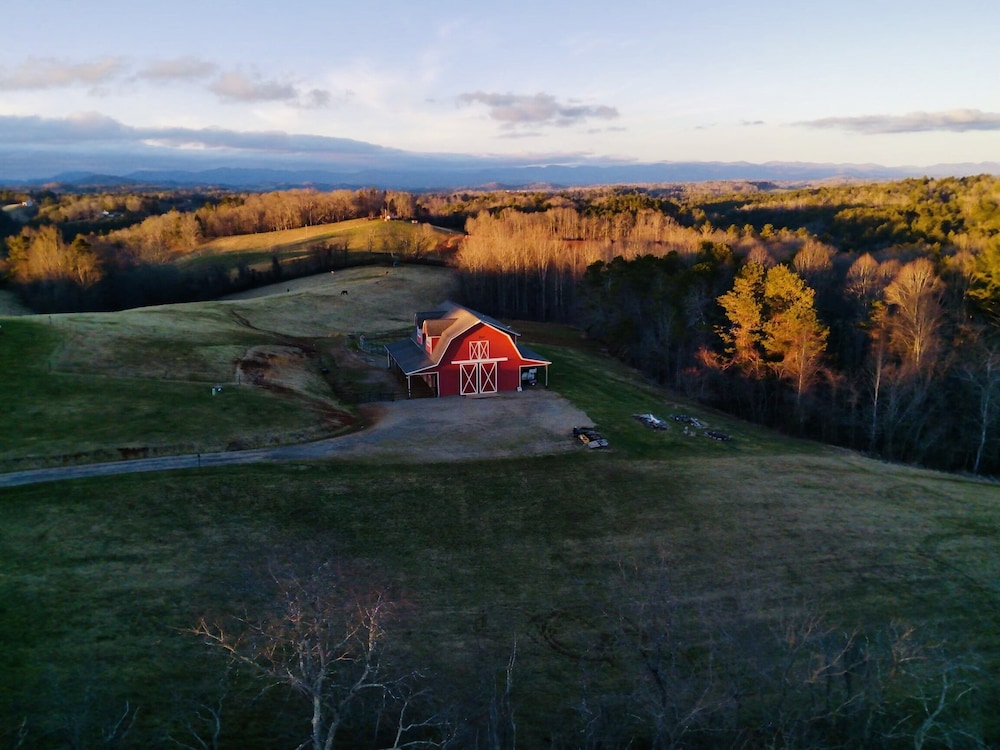 Beautiful Mountain Views on 35 Acre Horse Farm!
