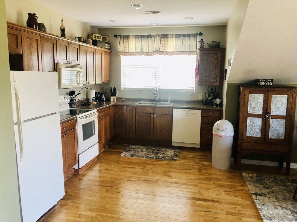 Beautiful Mountain Views on 35 Acre Horse Farm!