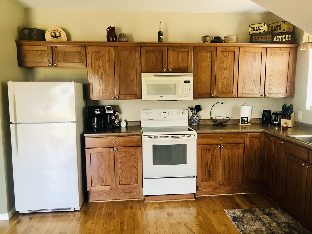 Beautiful Mountain Views on 35 Acre Horse Farm!