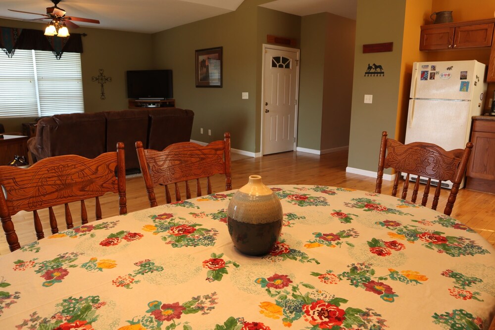 Beautiful Mountain Views on 35 Acre Horse Farm!