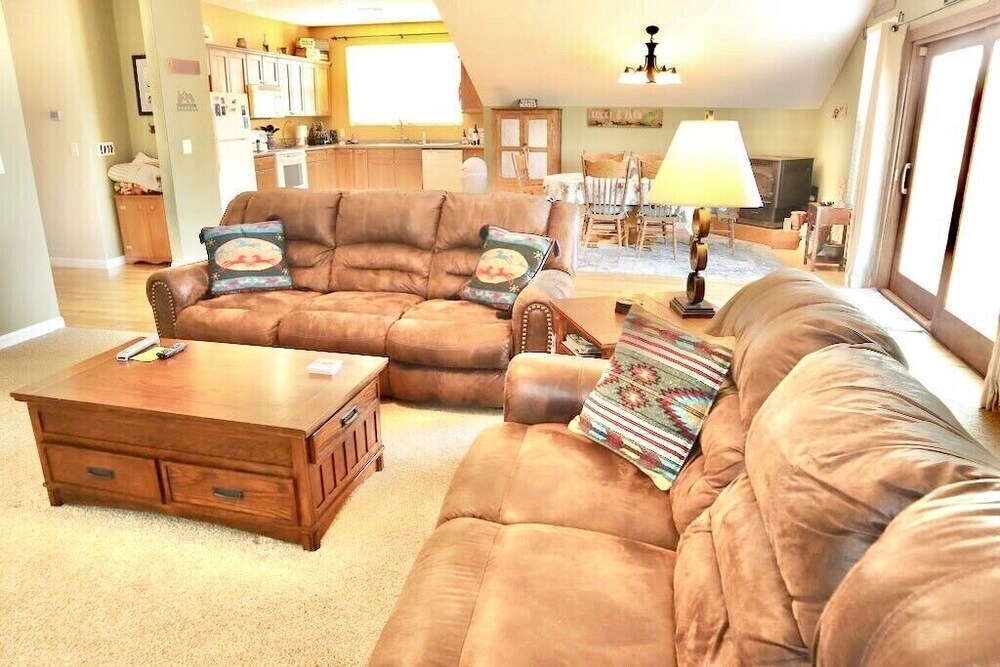 Beautiful Mountain Views on 35 Acre Horse Farm!