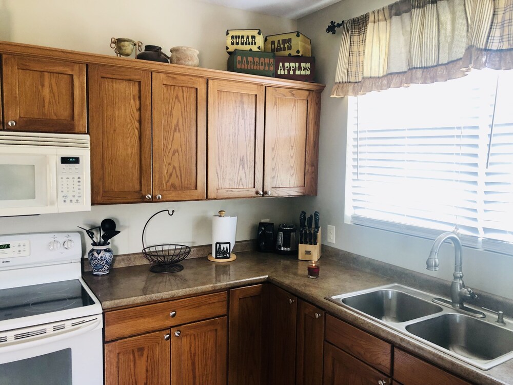 Beautiful Mountain Views on 35 Acre Horse Farm!