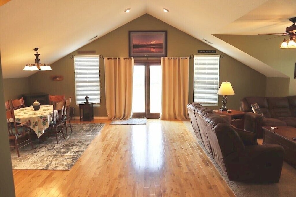 Beautiful Mountain Views on 35 Acre Horse Farm!