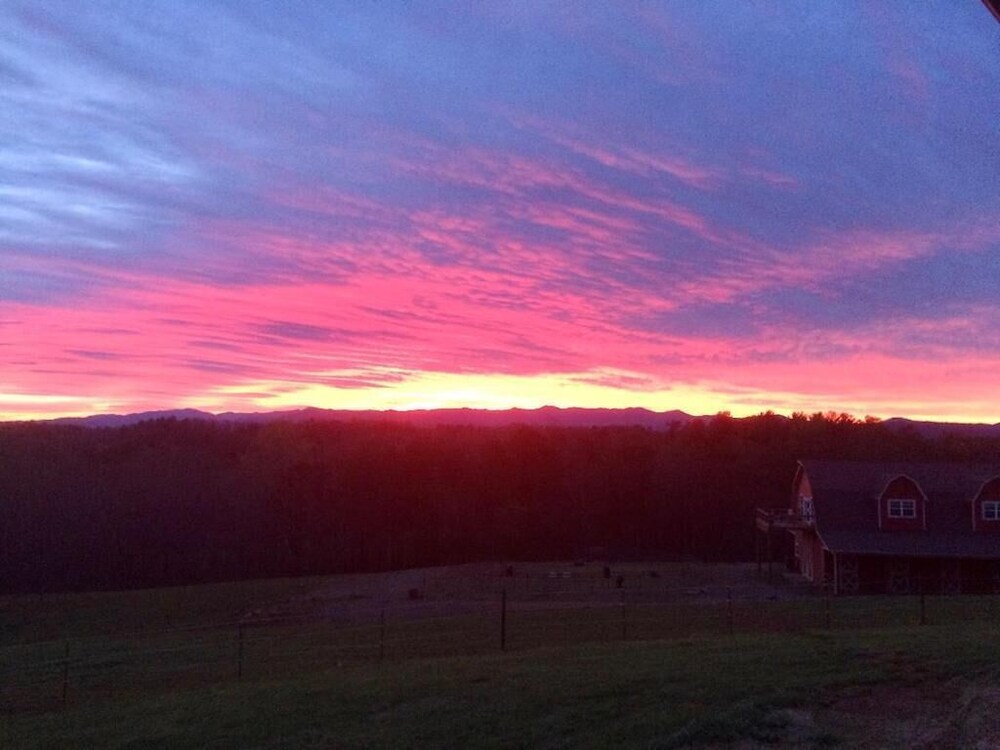 Beautiful Mountain Views on 35 Acre Horse Farm!