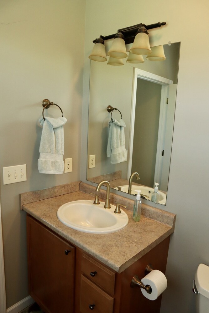 Beautiful Mountain Views on 35 Acre Horse Farm!