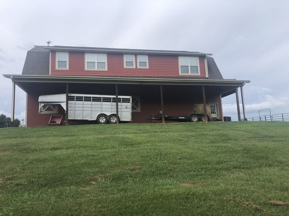 Beautiful Mountain Views on 35 Acre Horse Farm!