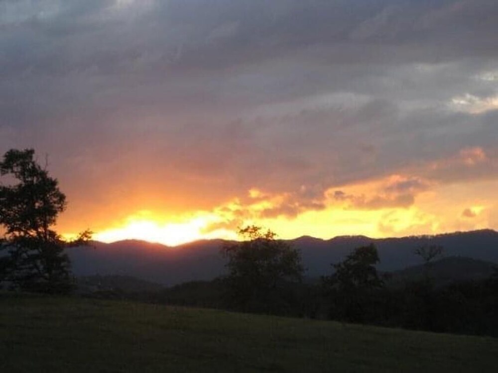 Beautiful Mountain Views on 35 Acre Horse Farm!