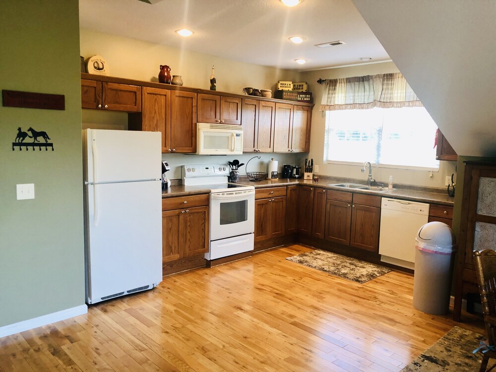 Beautiful Mountain Views on 35 Acre Horse Farm!